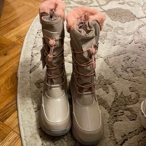 Brand new Lands’ End girls snow boots. Size 4